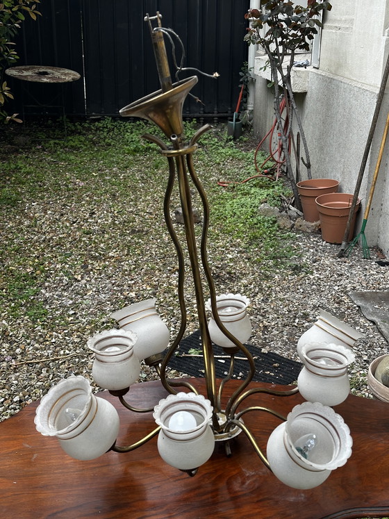 Image 1 of Lampadario vintage anni '50 a 8 bracci in ottone e vetro satinato bianco e oro.