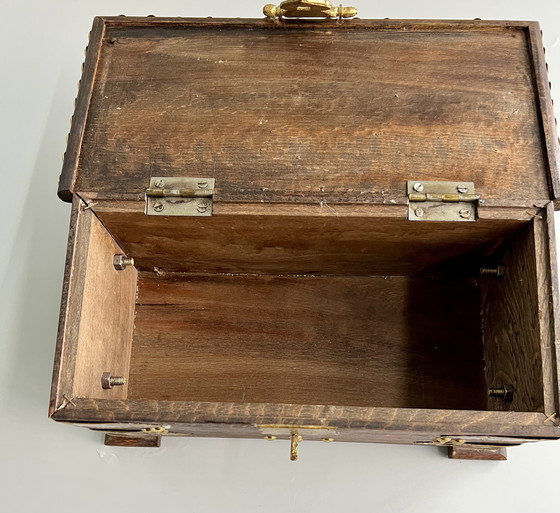 Image 1 of Handgemaakte houten doos met messing beslag – decoratief vintage stuk