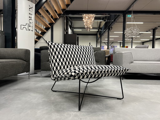 Poltrona Earl di Jess Design in tessuto bianco e nero