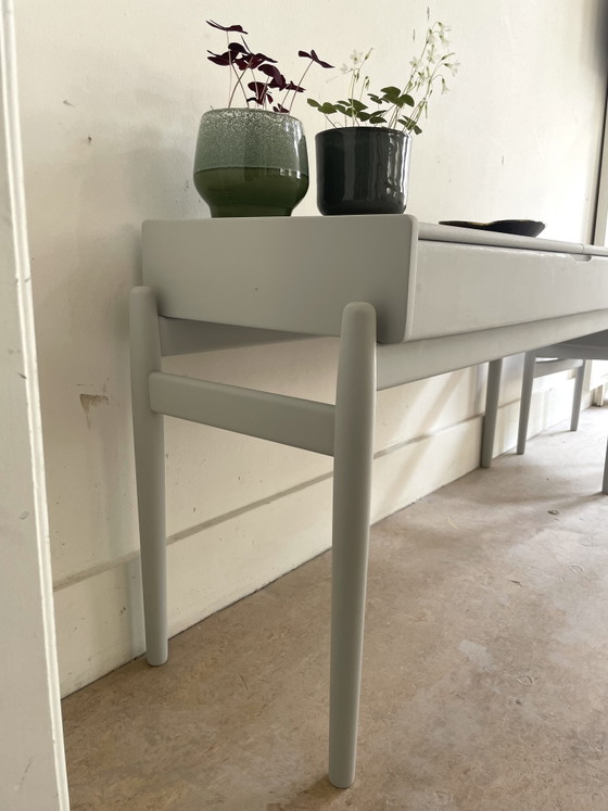 Image 1 of Kaptafel vintage du Danemark. Vous pouvez aussi comme entrée meubel gebruikt worden 