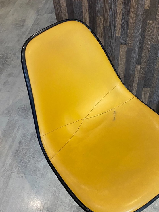 Image 1 of Sedia vintage anni '50/'60/'70 di Eames Herman Miller in fibra di vetro rivestita in vinile giallo.