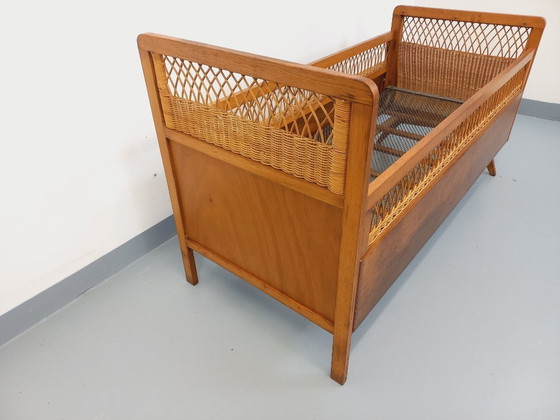 Image 1 of Lit bébé vintage en bois de chêne et rotin des années 60
