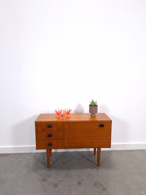 Vintage kleiner Teakholzschrank mit Schubladen, Klappe und schwarzen Griffen, Flurschrank