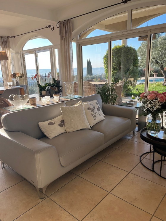 Image 1 of 2 graue Ledersofas von Roche Bobois