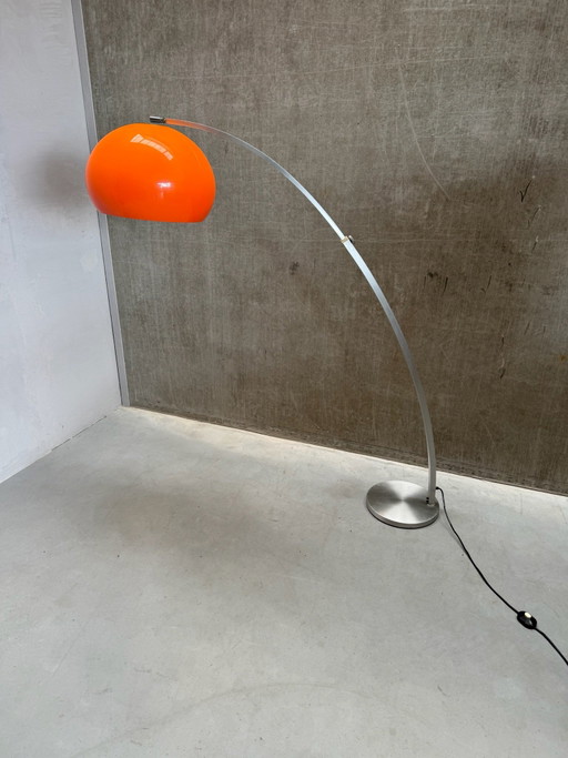 Lampada da terra ad arco arancione di Gioffredo Reggiani anni '70