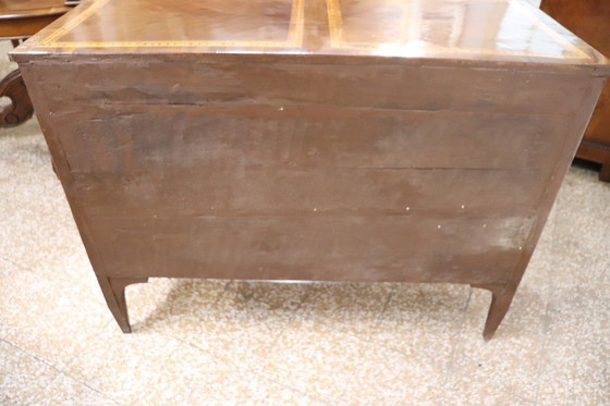 Image 1 of Cómoda antigua de nogal con incrustaciones, Italia, siglo XVIII, restaurada