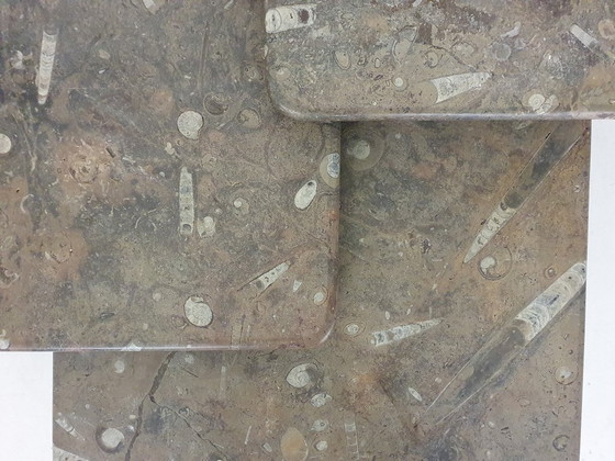 Image 1 of Conjunto de tres mesas de centro de piedra fósil, años 70