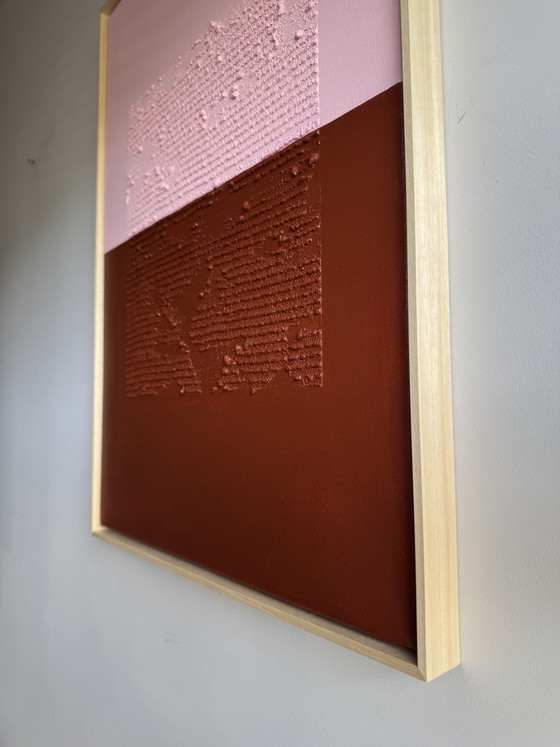 Quadro minimalista con texture rosa e marrone, con cornice flottante in legno naturale (50x70 cm) (photo 3 of 6)