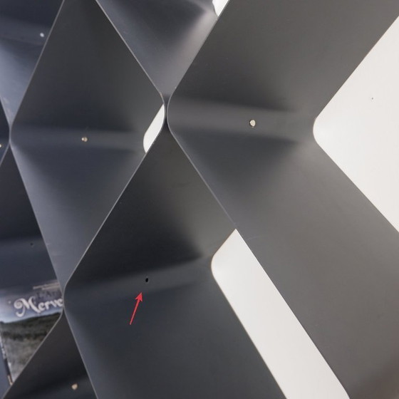 Image 1 of Wandregal aus Metall in Wabenform – ALBURY Design