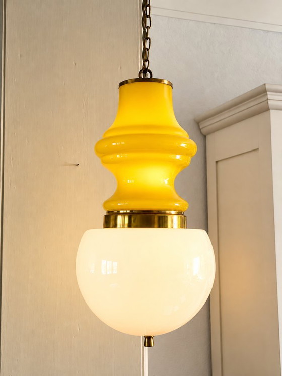 Vintage 60s/70s pendant lamp in yellow and white opaline., Glass (photo 4 of 5)