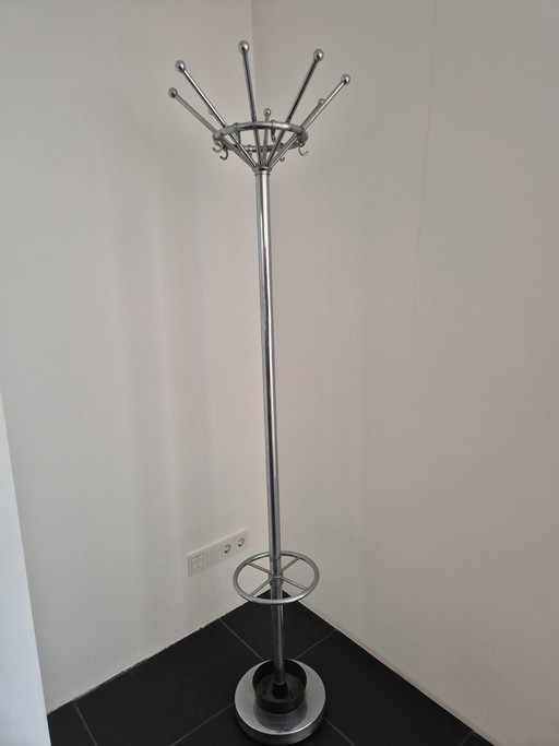 Gispen 1016 free-standing coat rack. Fully chrome.
