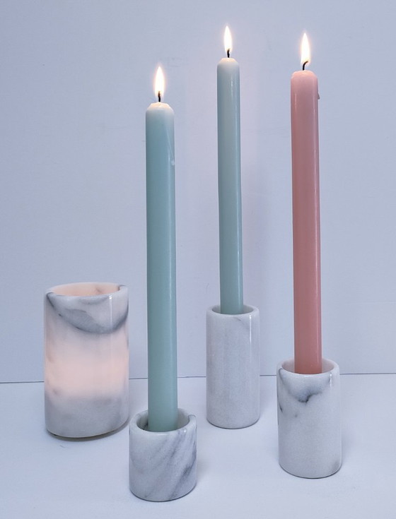 Image 1 of quattro candelabri in marmo bianco con venature nere