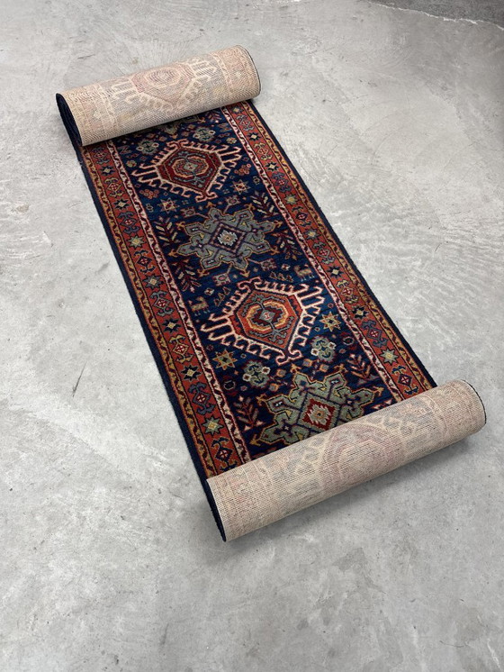 Image 1 of Tappeto lungo decorativo in stile Mid-Century, nei toni dell'indaco e della terra. 470 x 70 cm.