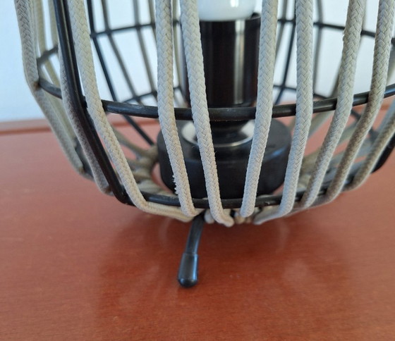 Image 1 of Lampada da tavolo, Rivisitazione, lampada da tavolo a corda, unica, in metallo a 5 anelli