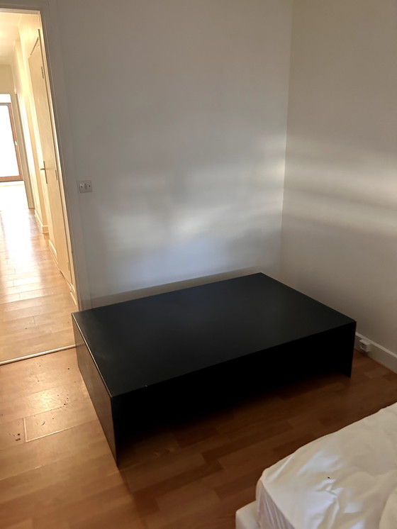 Image 1 of Mesa de centro de diseño de metal negro