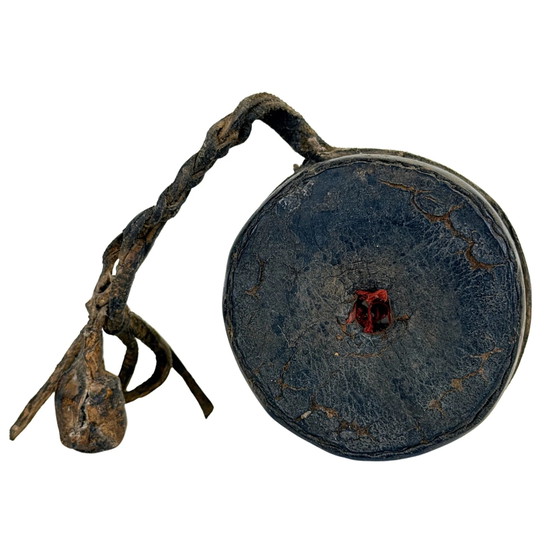 Antique Tibetan Damaru – Ritual Hand Drum – ca. 1880–1920 – Decorative Objects, Leather, Wood (photo 2 of 5)