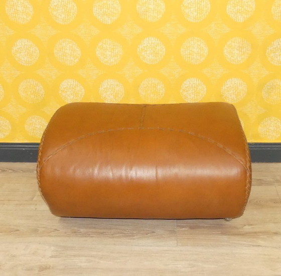 Image 1 of Hocker Baseball Stil Leder Cognac top Zustand retro vintage 70er Jahre Fußhocker Teil einer GARNITUR Ottomane karamell