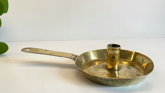 Image 1 of Antiker, niedriger Kerzenleuchter aus massivem Messing