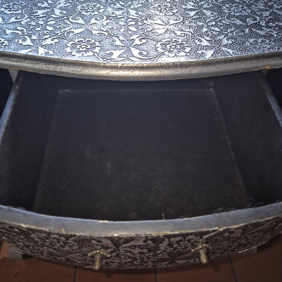 Image 1 of Cassettiera in stile barocco, argento e nero, 76x34x66 cm.