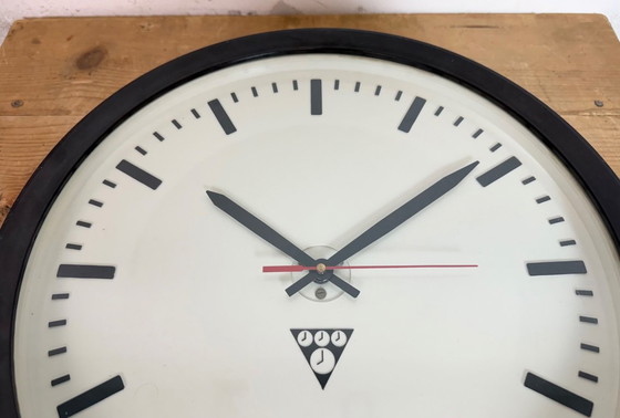 Image 1 of Industriële bakelieten wandklok van Pragotron, jaren 70.