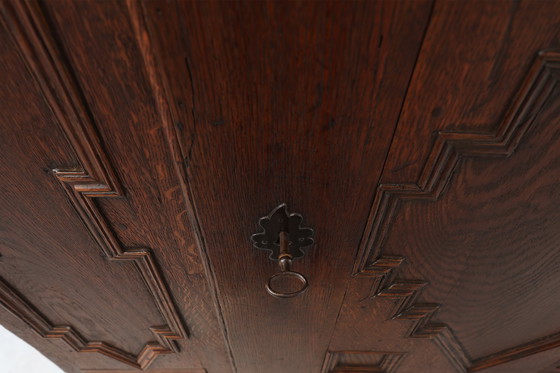 Image 1 of Armadio antico francese in quercia intagliato a mano del XVI secolo