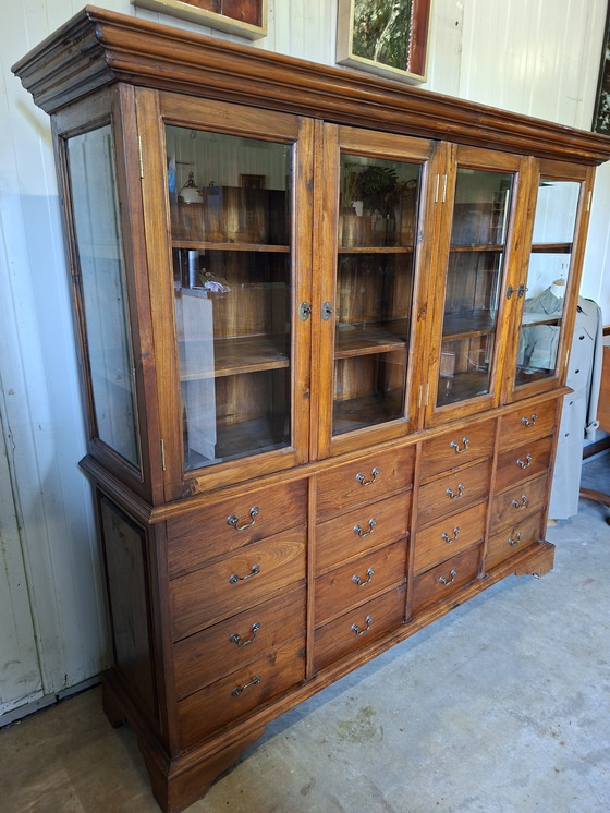 Image 1 of Antiker klassischer englischer Vitrinenschrank, Kommode, Ladenschrank, Apothekerschrank mit den Maßen 213x52 und 192cm Höhe.
