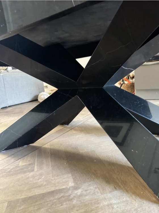 Image 1 of Mesa de mármol negro Timothy Oulton