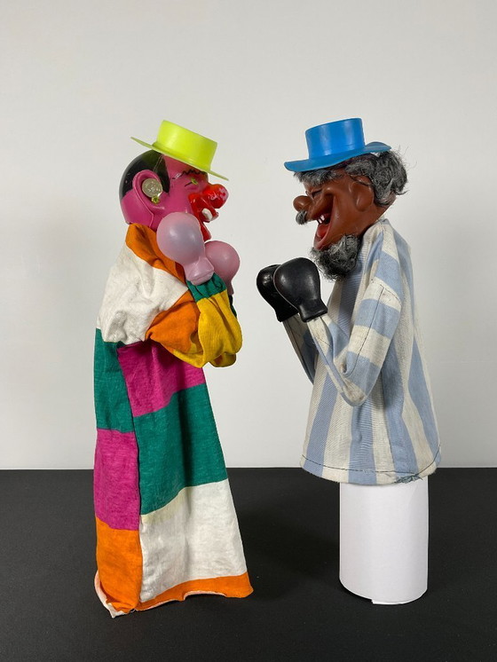 Image 1 of Paar oude bokshandpoppen Aziatische man en clown
