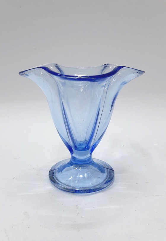 Image 1 of Coupe à dessert ou coupe à glace vintage en verre pressé bleu