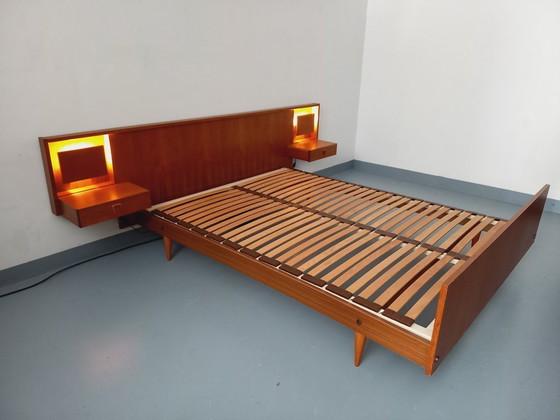 Image 1 of Lit double vintage style scandinave en teck des années 60 avec chevets lumineux intégrés et sommier