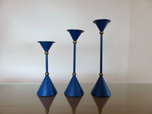 Série de 3 bougeoirs scandinaves, moderniste, métal laqué bleu et laiton années 70