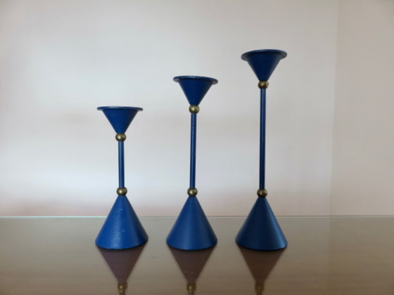 Image 1 of Série de 3 bougeoirs scandinaves, moderniste, métal laqué bleu et laiton années 70