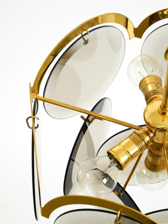 Image 1 of Bellissimo lampadario da soffitto originale degli anni '60 in ottone di grandi dimensioni con ampie piastre di vetro rotonde.