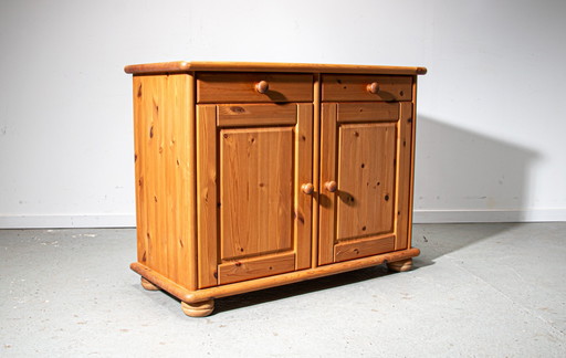 Klein Deens grenen dressoir uit de jaren 1980