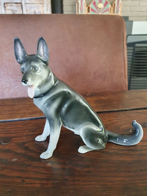 Pfeffer Gotha Skulptur – Deutscher Schäferhund (ca. 1920-1940) – decoratieve objecten, Porcelain