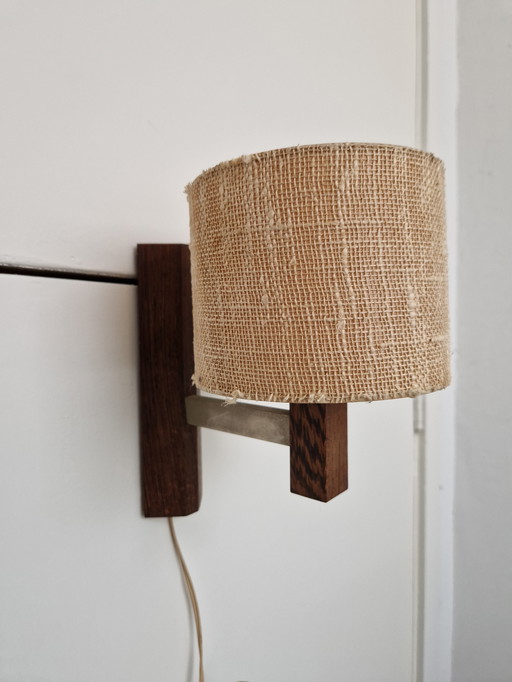 Lampe murale vintage avec abat-jour en teck et toile de jute et métal