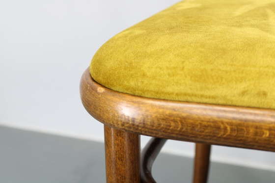Image 1 of Juego de cuatro sillas de comedor de madera curvada de haya restauradas de la década de 1970, de TON, Checoslovaquia