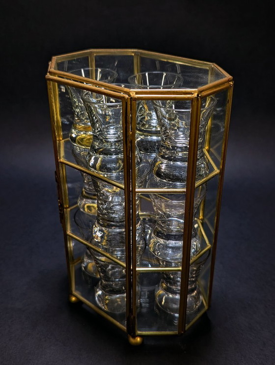 Vitrine en Laiton Doré & 11 Verres à Liqueur UV Réactifs, Cabinet de Curiosités, Verres et carafes, Métal (photo 8 sur 8)