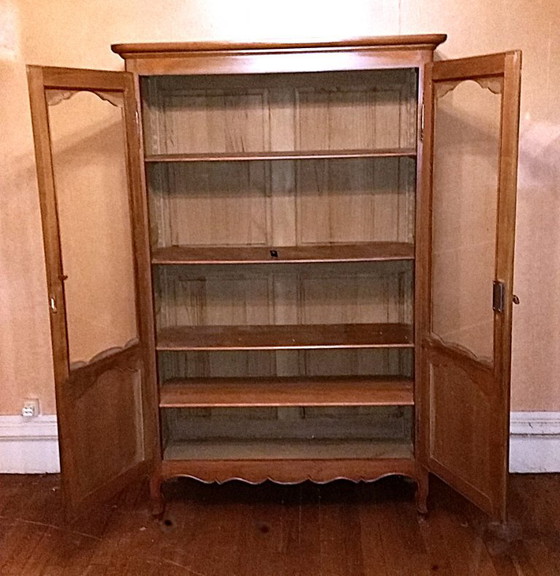 Image 1 of 2-deurs vitrinekast