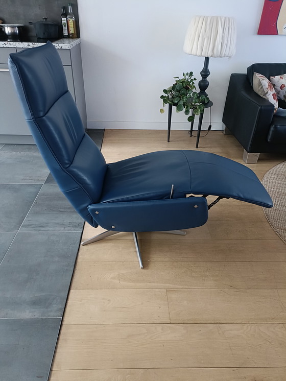 Image 1 of Poltrona relax in pelle blu.