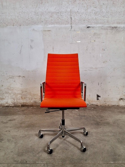 Vitra EA 119 in hautfarbenem Orange auf Rollen