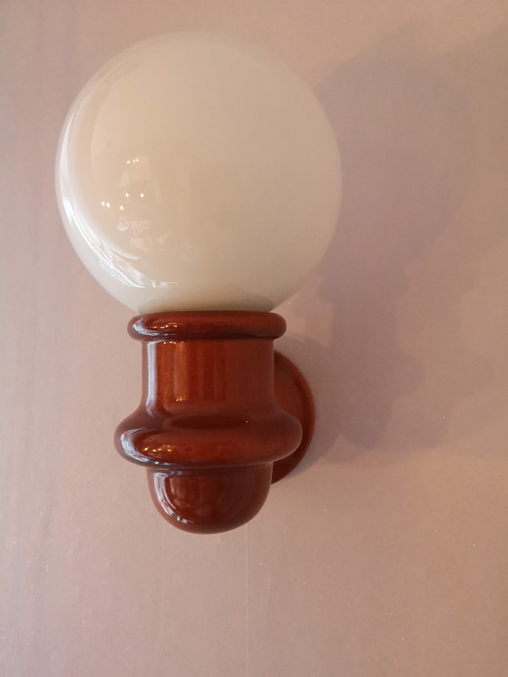 Image 1 of applique vintage con globo in vetro opalino e base in legno