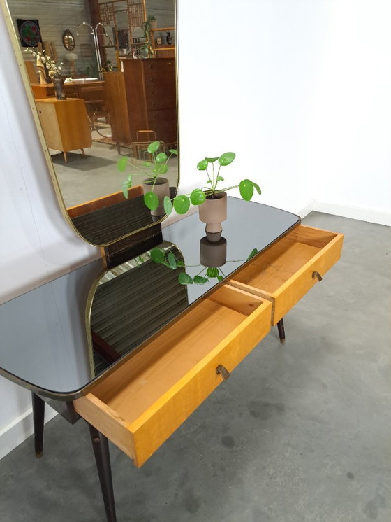 Image 1 of Tavolino laterale con cassetti e grande specchio con bordo dorato, toletta