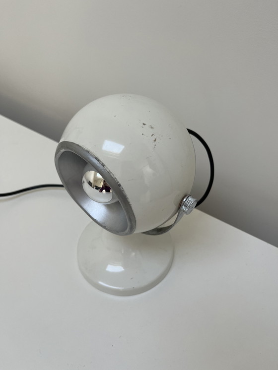 Image 1 of Lampada iconica a forma di bulbo oculare spaziale, bianca