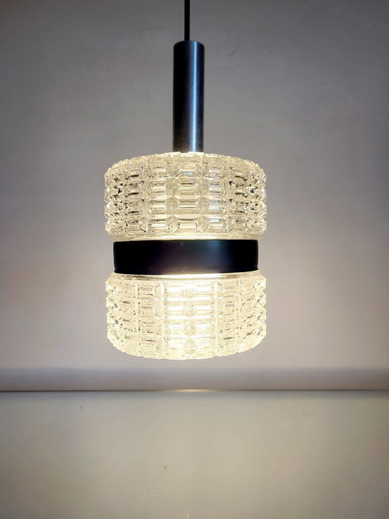 Image 1 of Lampada a sospensione vintage, finitura cromata e paralume in vetro, anni '60
