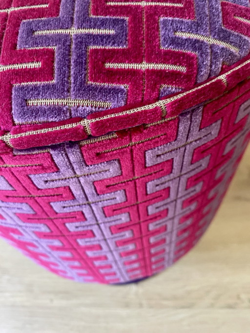 Un oggetto d'arredo unico e accattivante, realizzato con materiali di riciclo: un pouf con il design di (photo 2 of 12)