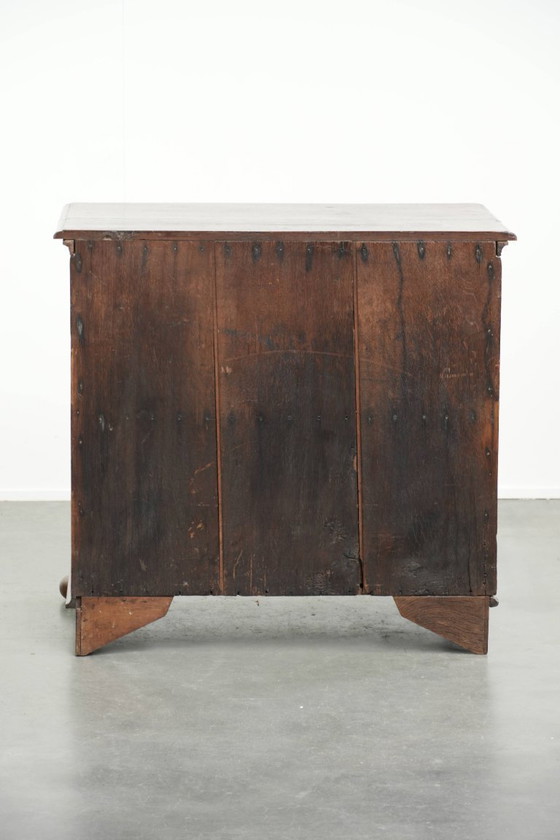 Image 1 of Zeer mooie antieke Engelse 17e eeuwse eikenhouten commode/ ladekast met origineel beslag en bolpoten