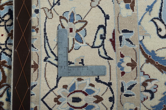 Image 1 of Tappeto persiano Nain 9La annodato a mano con contenuto di seta - 267 x 167 cm - Fondo rosso con ornamenti floreali