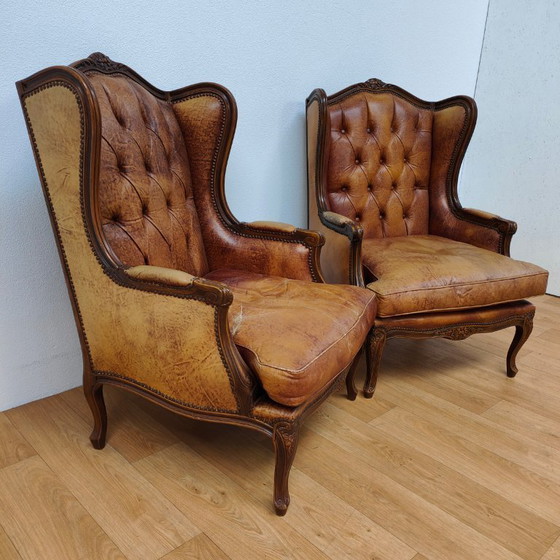 Image 1 of Set di poltrone vintage antiche con braccioli a forma di ala, in stile Queen Anne. Rivestite in pelle di pecora.