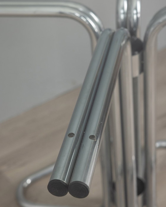 Image 1 of Vierkante tafel uit de jaren 70 in verchroomd metaal en glas Italiaans ontwerp